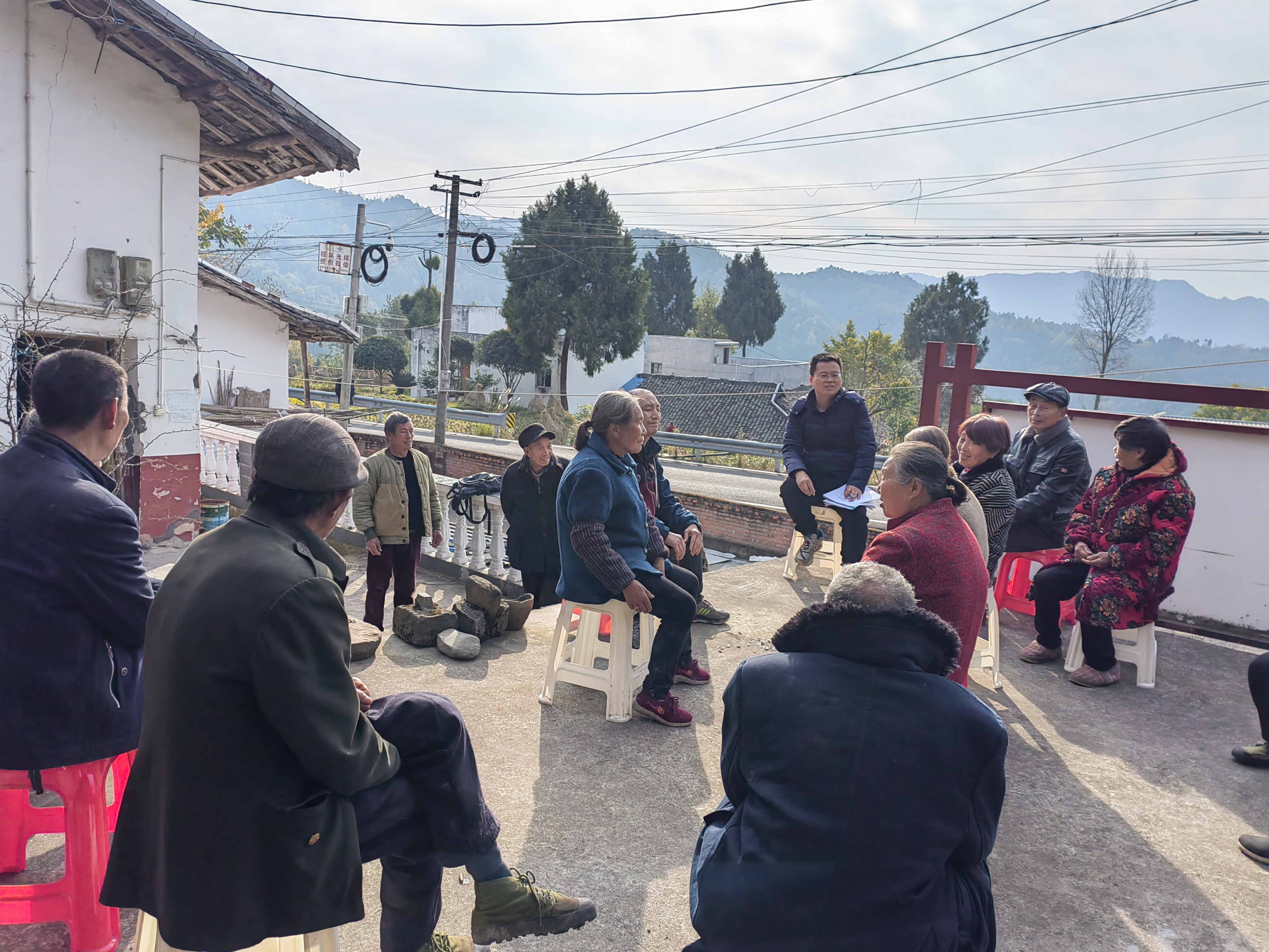 李杰超（中間）組織召開壩壩會，宣講政策，傾聽群眾意見建議_看圖王